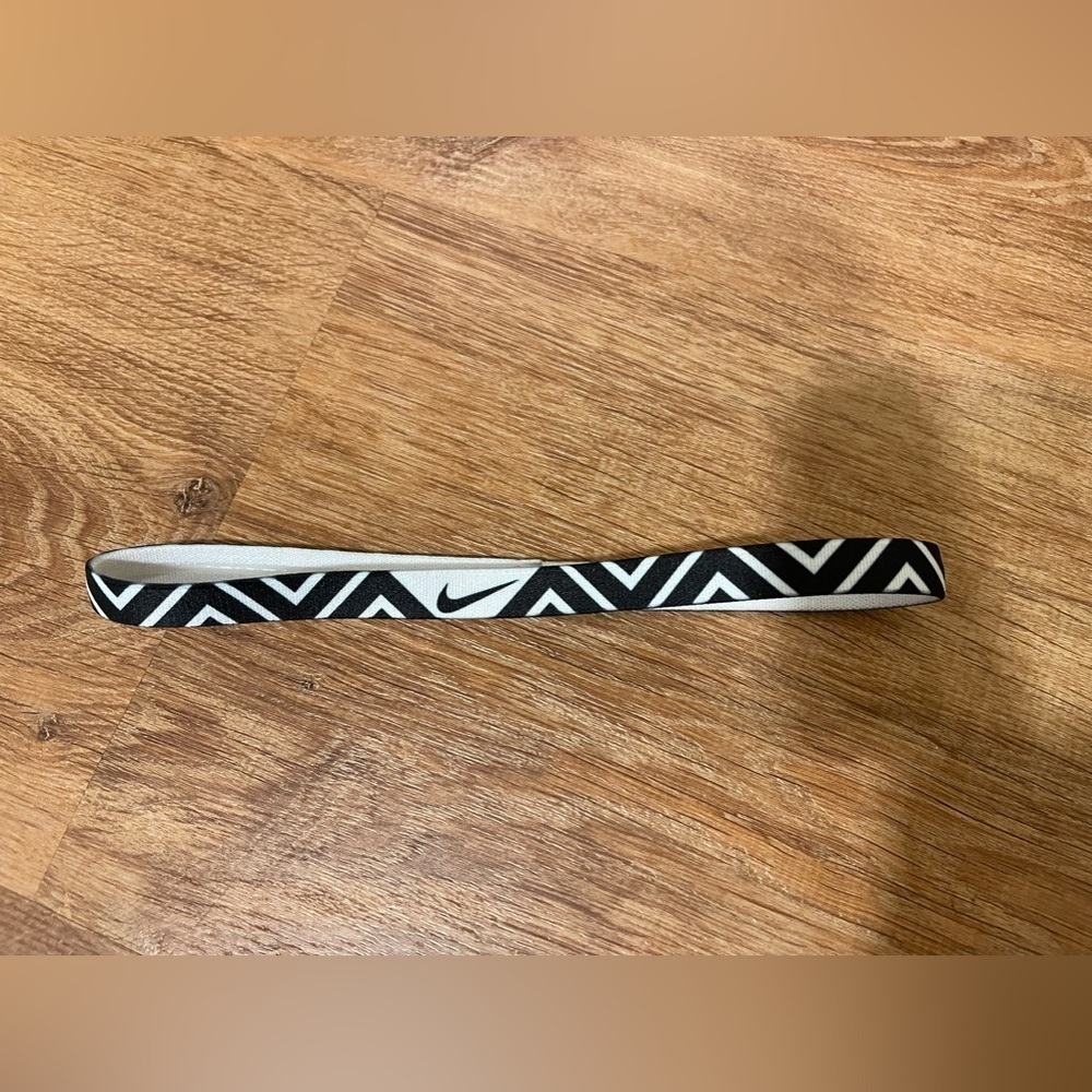 Nike black and white thin triangle pattern headband​​​​​​​​